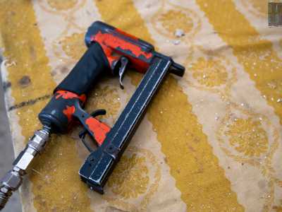 ...mentre per mettere i chiodi � oggi utilizzata la pistola ad aria compressa 